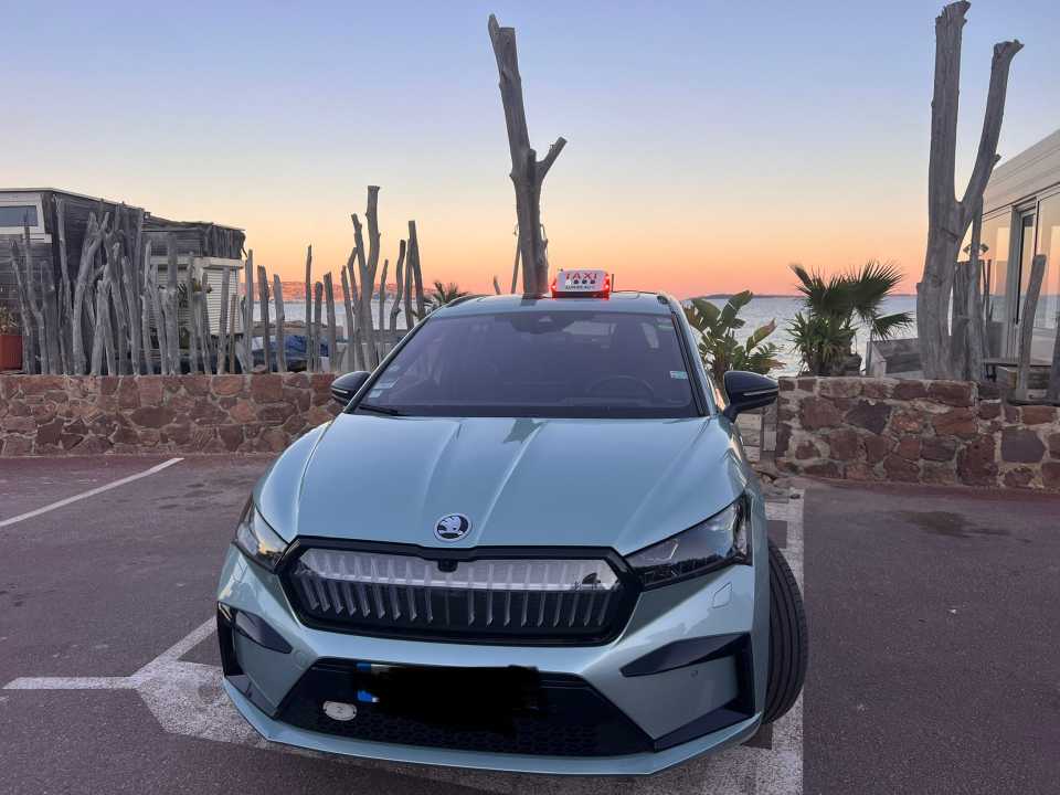 Voiture de taxi au coucher de soleil