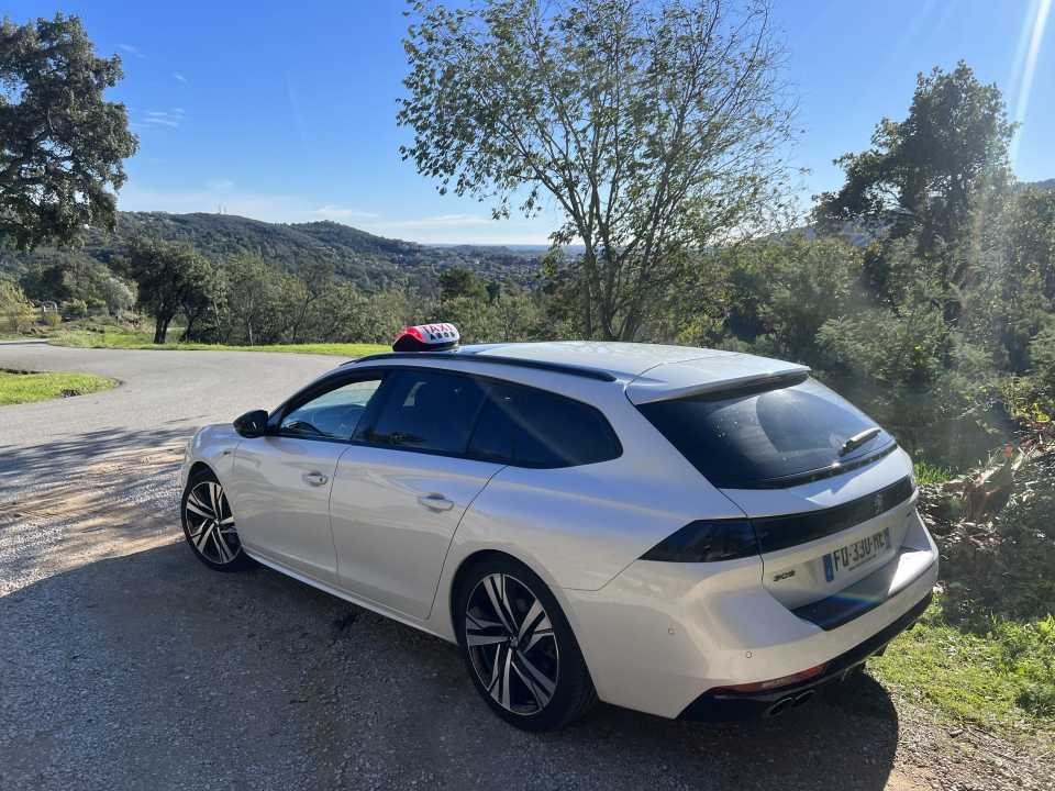 Voiture blanche sur la route