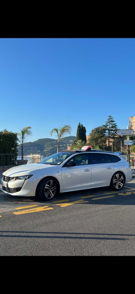 Voiture blanche au port