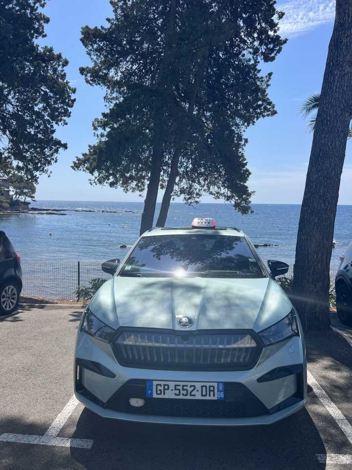 Voiture garée près de la mer