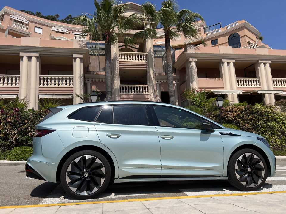 Voiture électrique devant villa