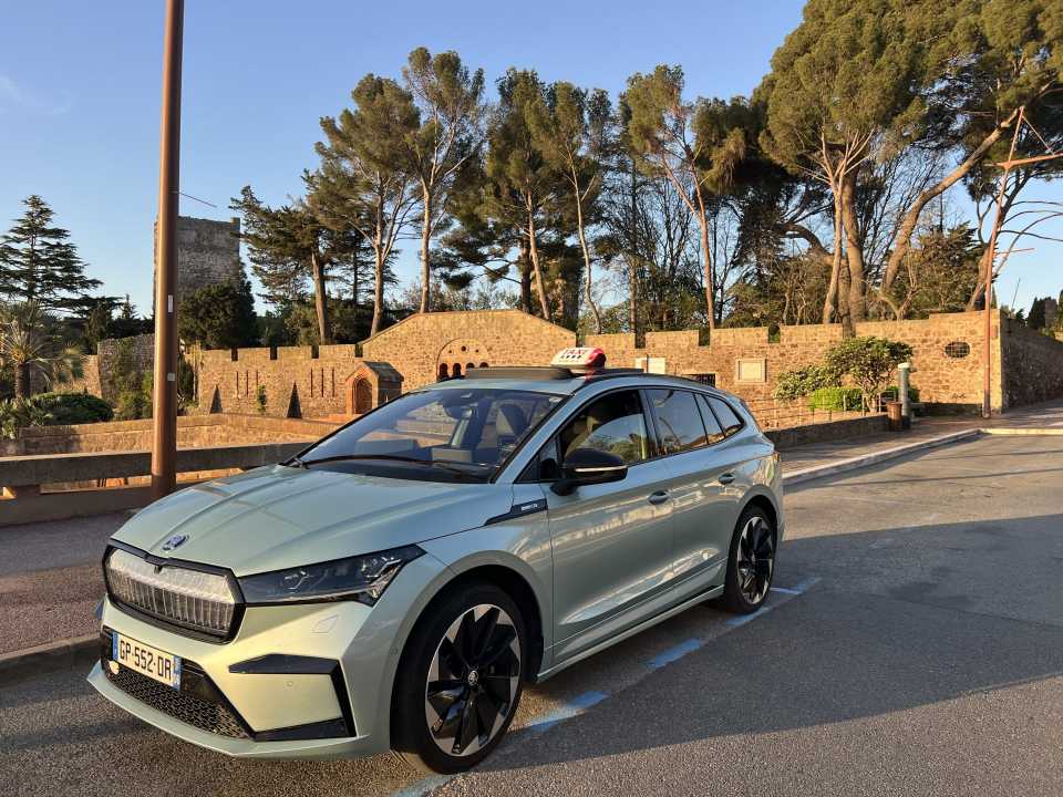Voiture électrique devant un paysage
