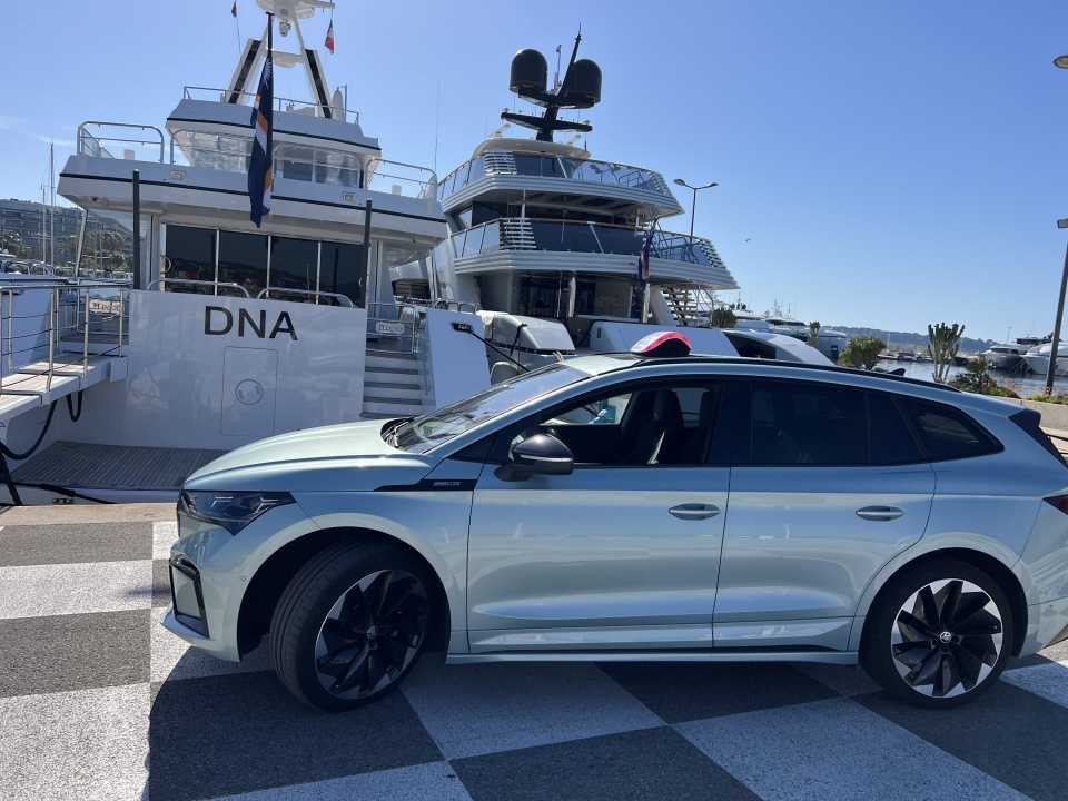 Voiture et yacht au port