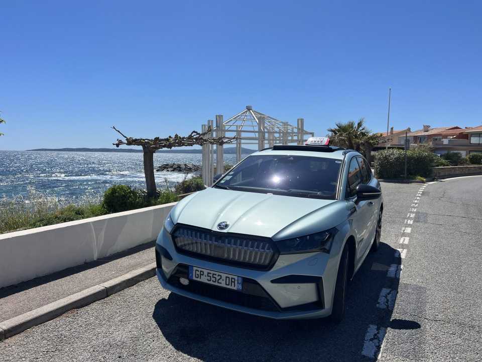 Voiture au bord de la mer